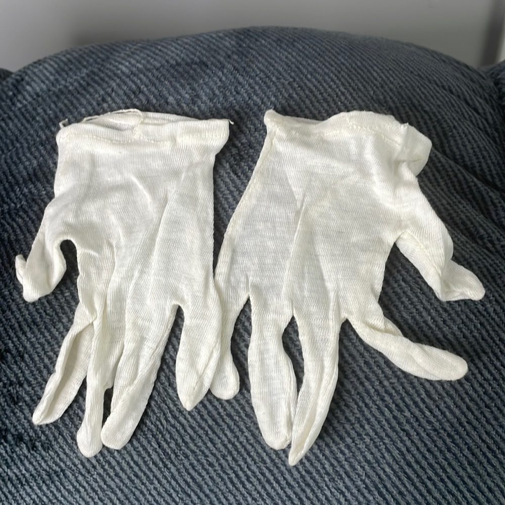 Basic cotton vintage white gloves, no brand, no material makeup